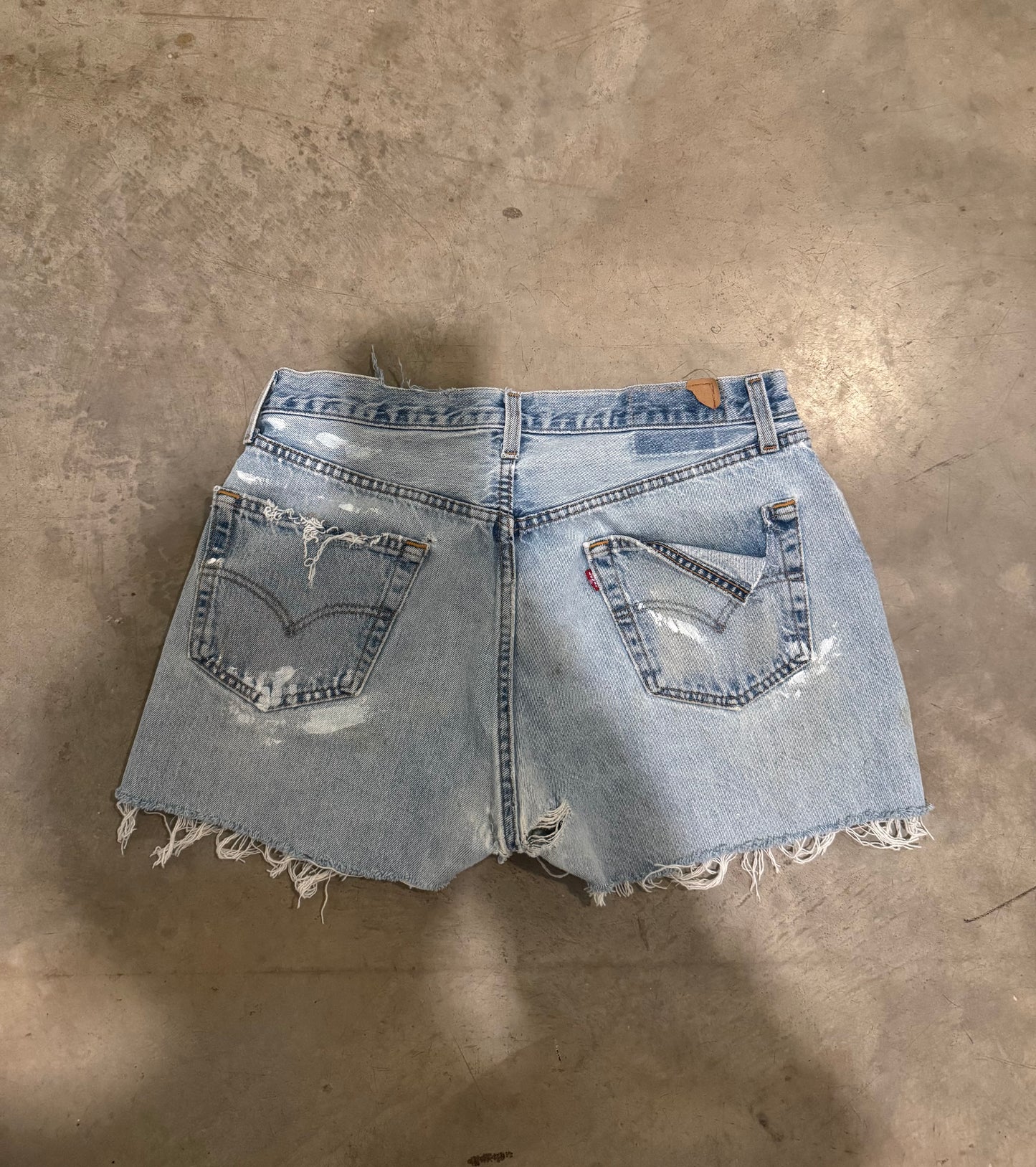 VINTAGE LEVI SHORTS (31/32)
