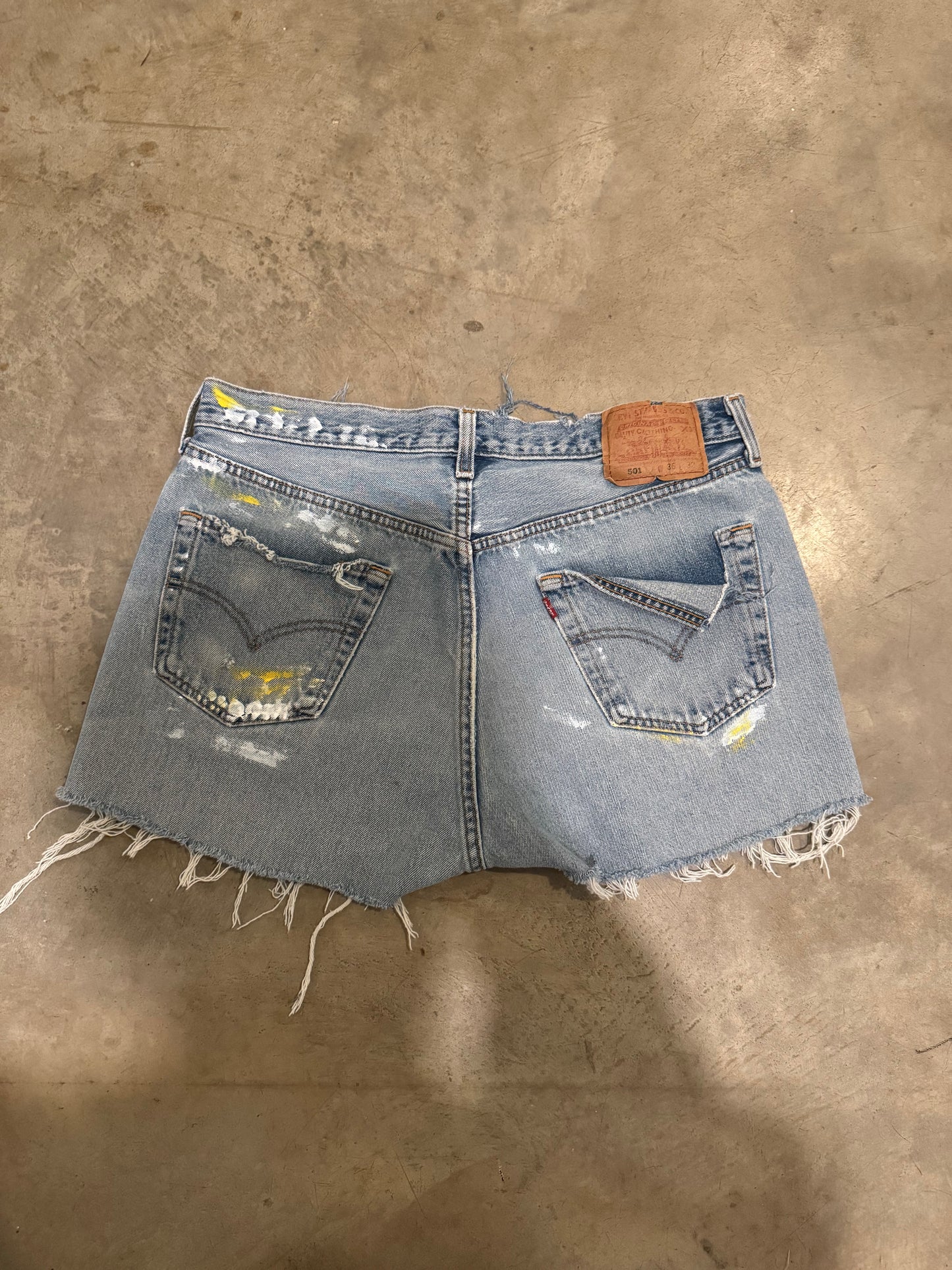 VINTAGE LEVI SHORTS (33)