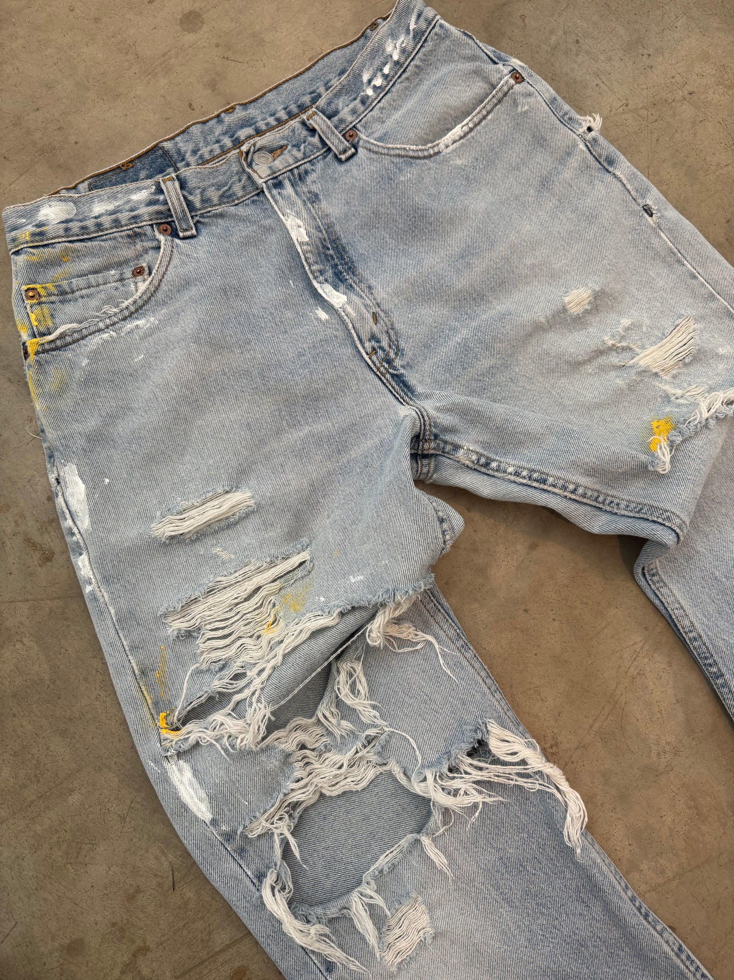 VINTAGE LEVI JEANS (30/31) length 32