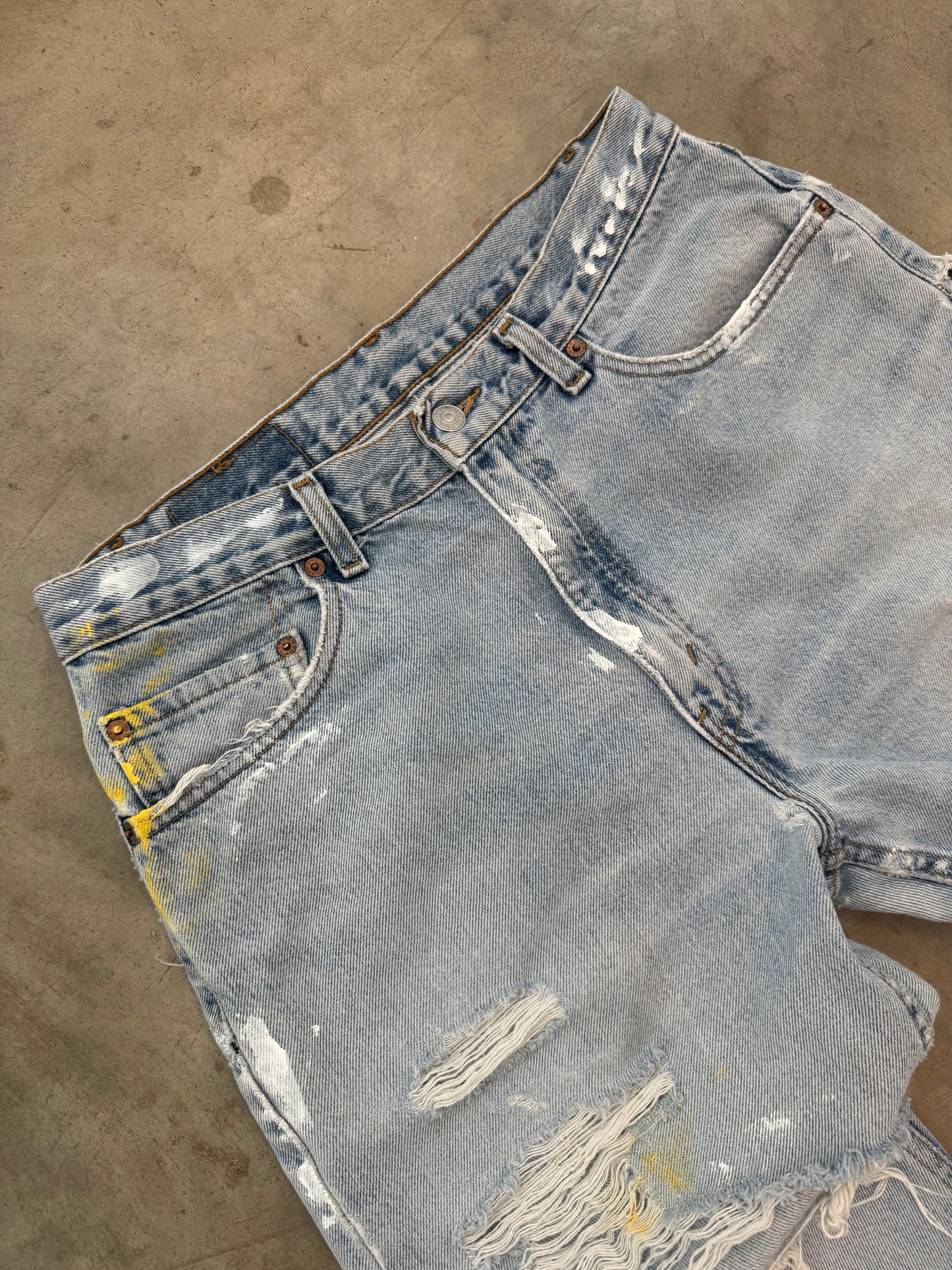 VINTAGE LEVI JEANS (30/31) length 32