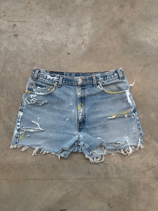 VINTAGE LEVI SHORTS (32/33)