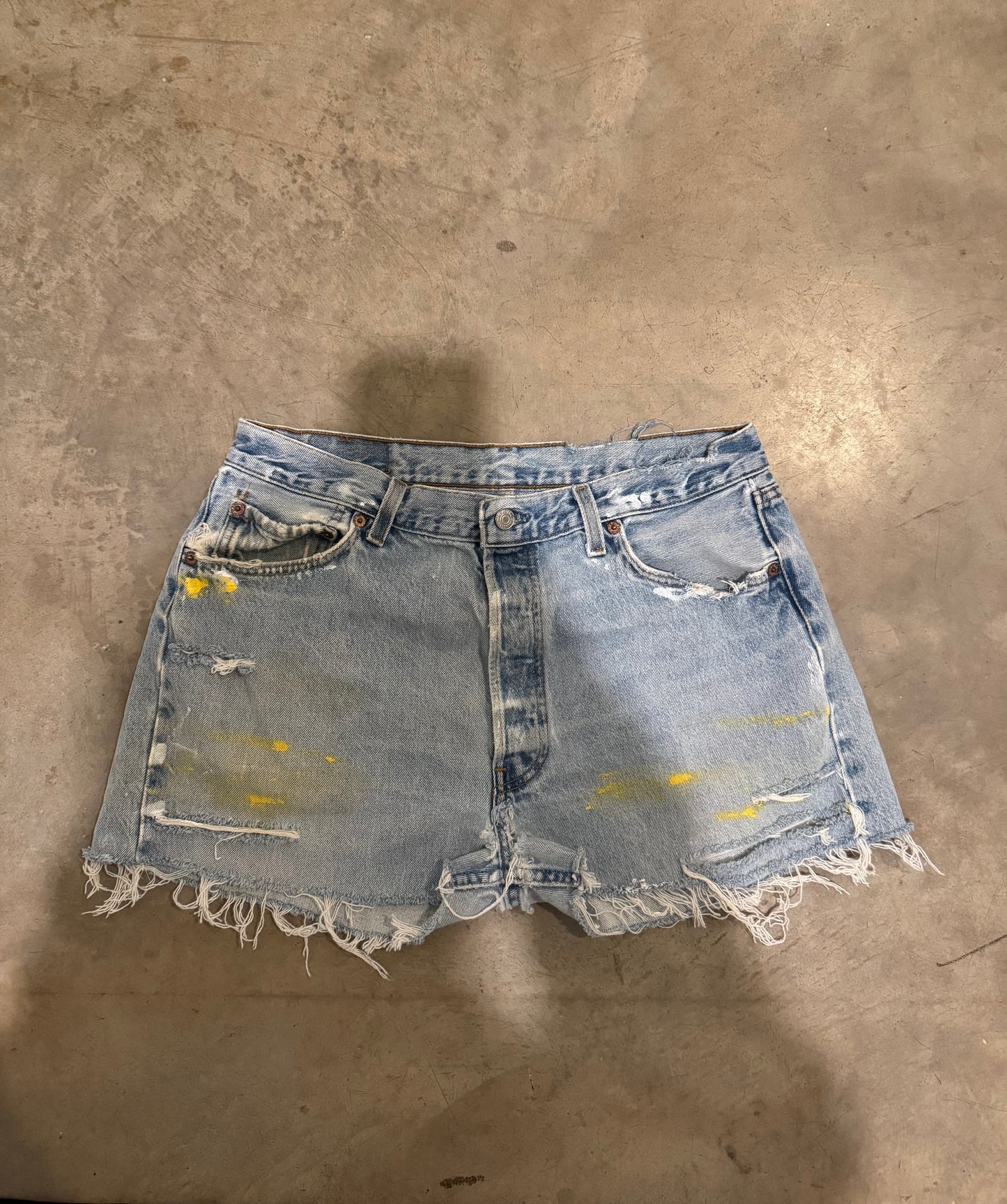 VINTAGE LEVI SHORTS (31/32)