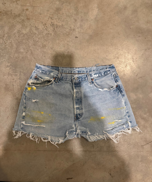 VINTAGE LEVI SHORTS (31/32)